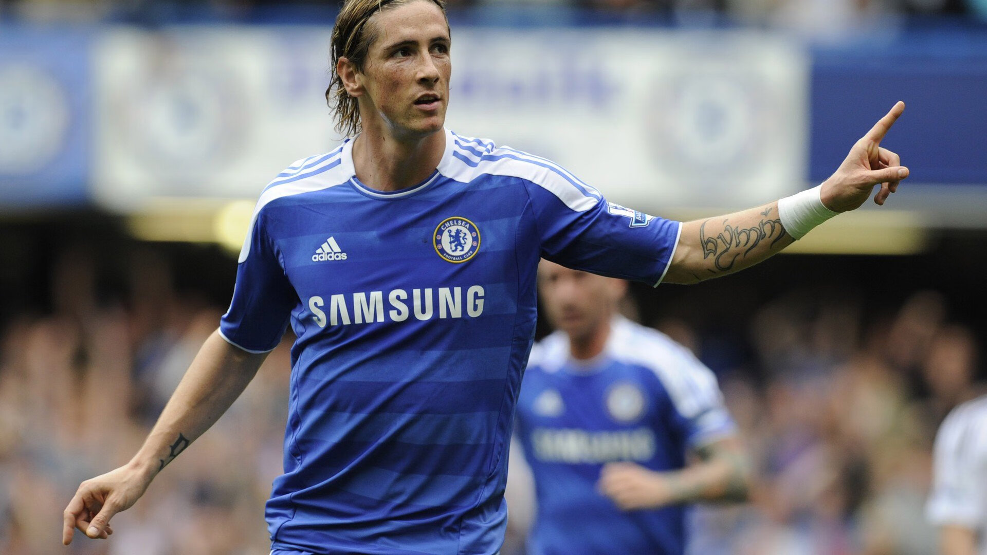 跨年夜城市路跑倒计时 在终点共同见证新年烟花